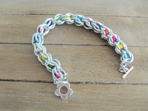 bracelet à mailles en fil d'alu et perles multicolores_deco2sev