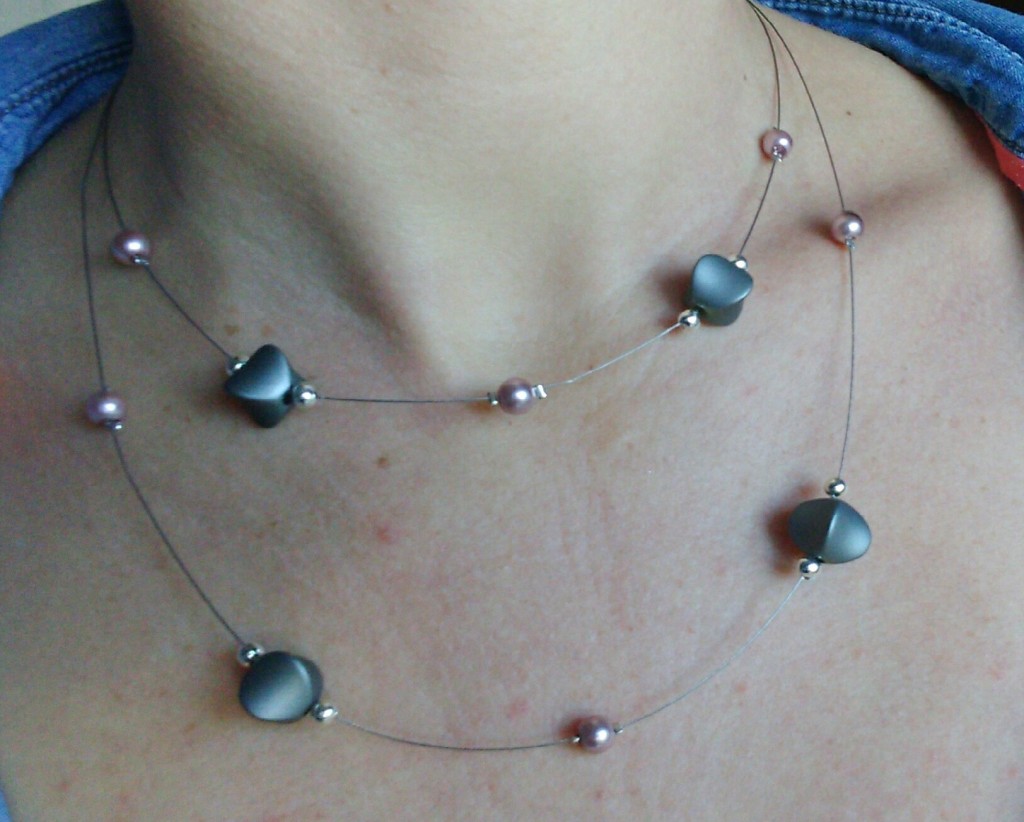 collier perles grises et roses