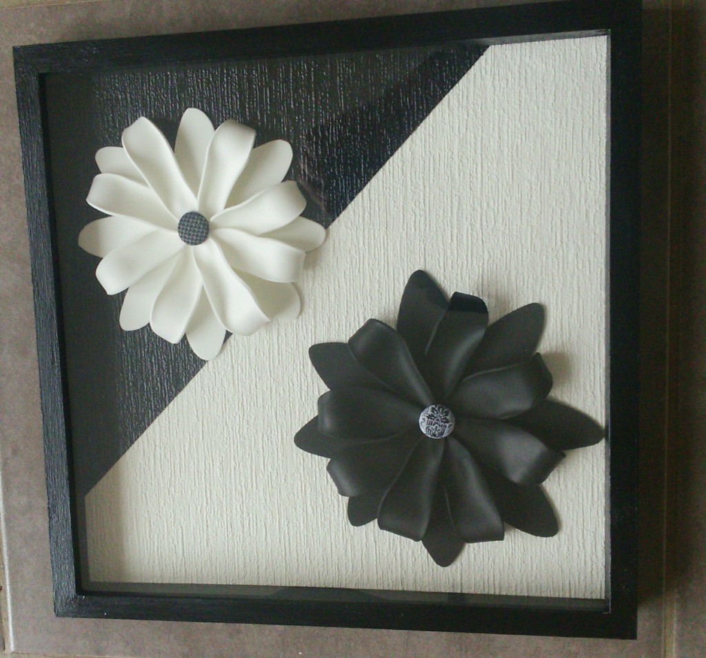 tableau fleurs en mousse thermoformable noir et blanc